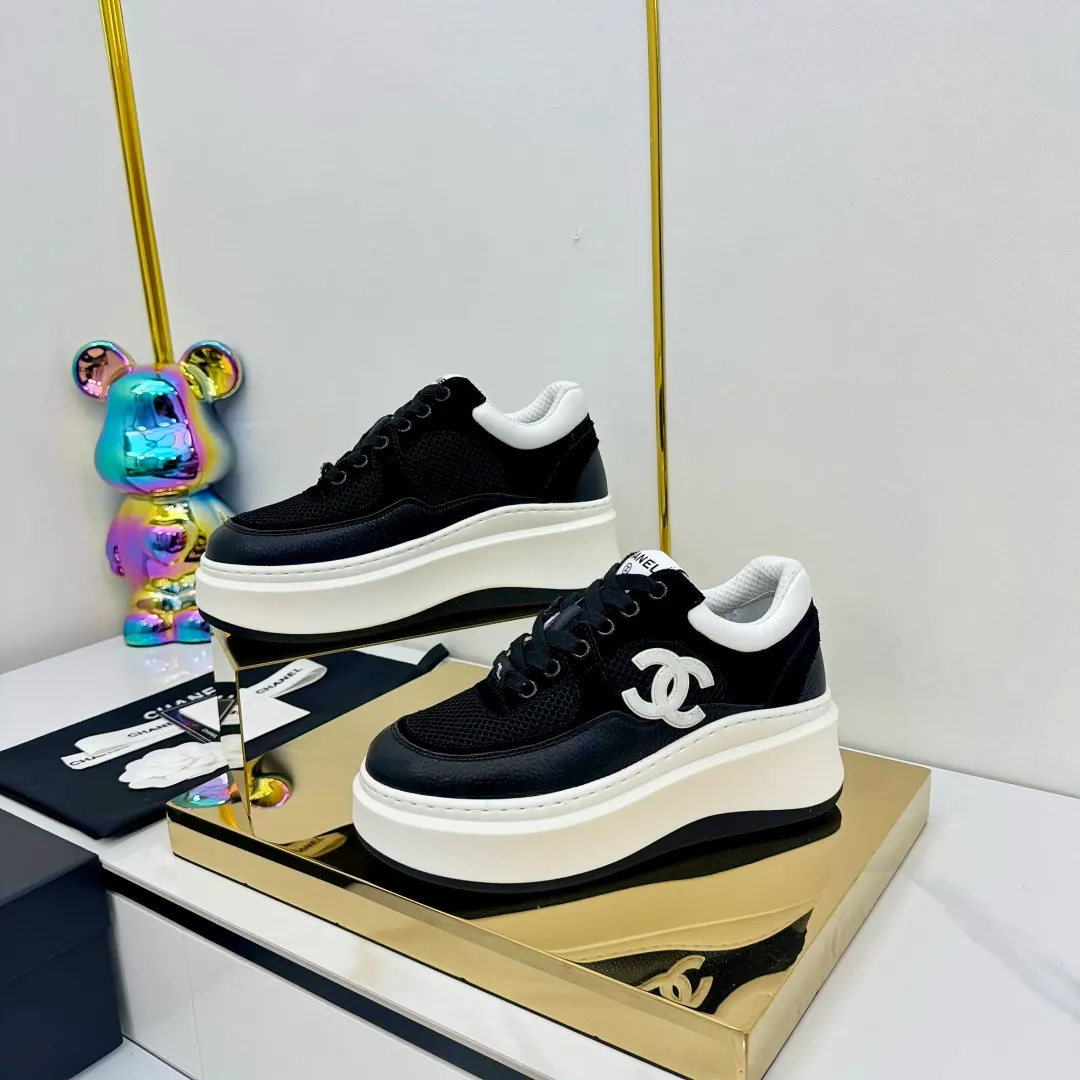 👟👟Ex-factory price 600👟👟 Upgraded version, upgraded version, upgraded version! No rebuttal accepted! ! ! ! Chanel Chanel panda shoes! 2025 counter's top casual sports shoes. This classic design; the upper is electro-embroidered with a variety of techniques; the outsole is fashionable and sporty; the unusual inclusion of a variety of color matching elements... The diversified mix and match is very good-looking and versatile, and can be used for leisure, fashion, sports, and outdoor... ꫛꫀꪝ Go➫ Materials: ❶Upper made of: original imported first-layer silk cowhide + original waterproof cloth + original first-layer cowhide ❷Inner lining: Original Yangli+Net ❸Outsole based on: Original TPU combination outsole Counter boutique packaging complete set for women 35–41 👉 👉 👉 👉 👉
